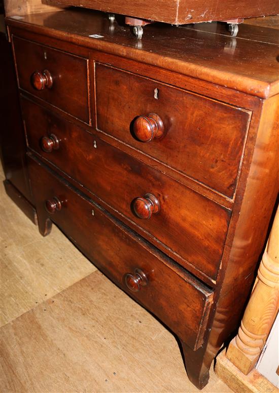 Victorian mahogany chest of drawers(-)